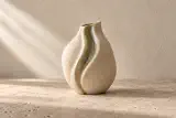 Vase fictif Sillage vu sous un autre angle, montrant son profil asymétrique et la glaçure dans le pli.