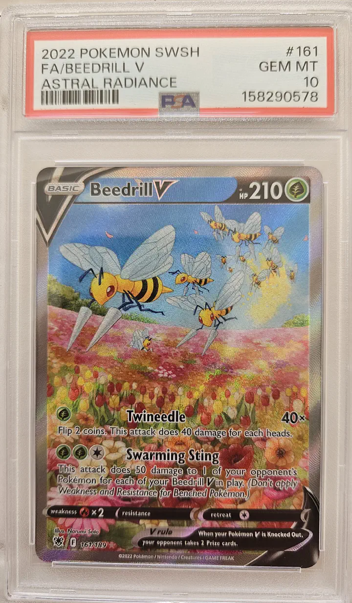 Face de Beedrill V 161/189 sous boîtier transparent, avec une étiquette PSA GEM MT 10 et le numéro 158290578.